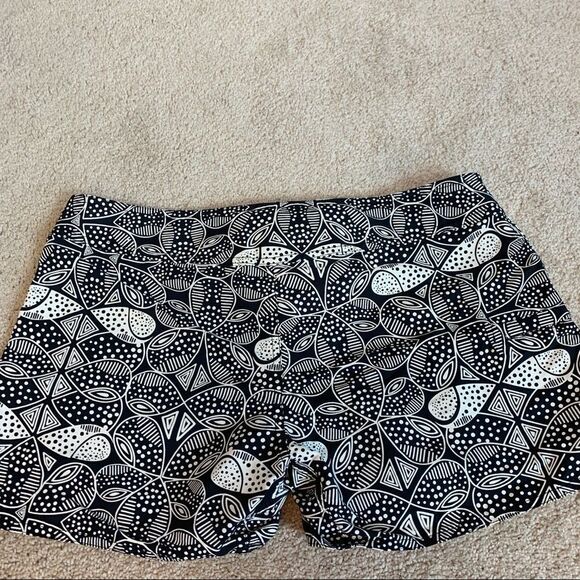 PATAGONIA Women's Black And white 100% Nylon Mid Rise Shorts Sz 8 One Poket - Picture 2 of 7